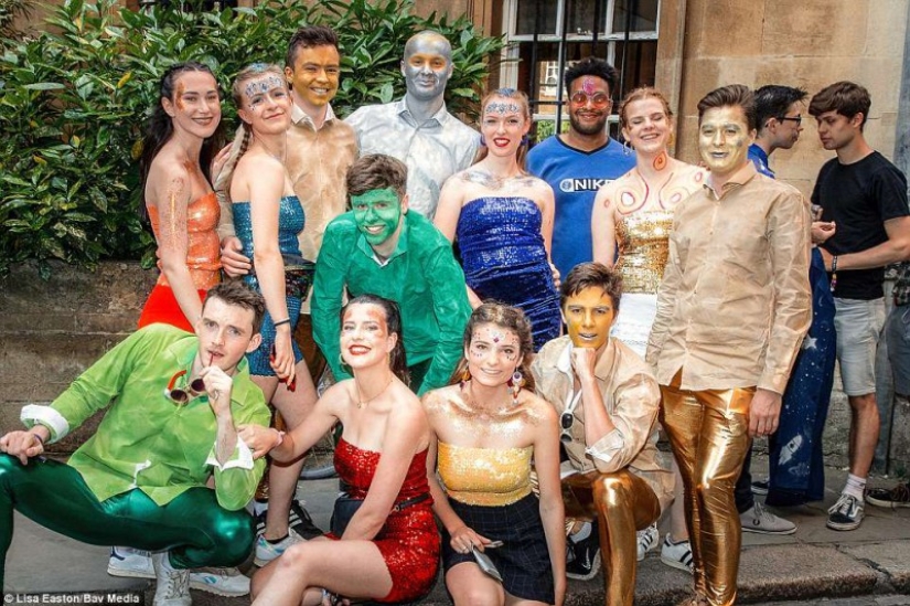 Desvestirse e ir al baile: cómo los estudiantes de Cambridge celebran el final de los exámenes