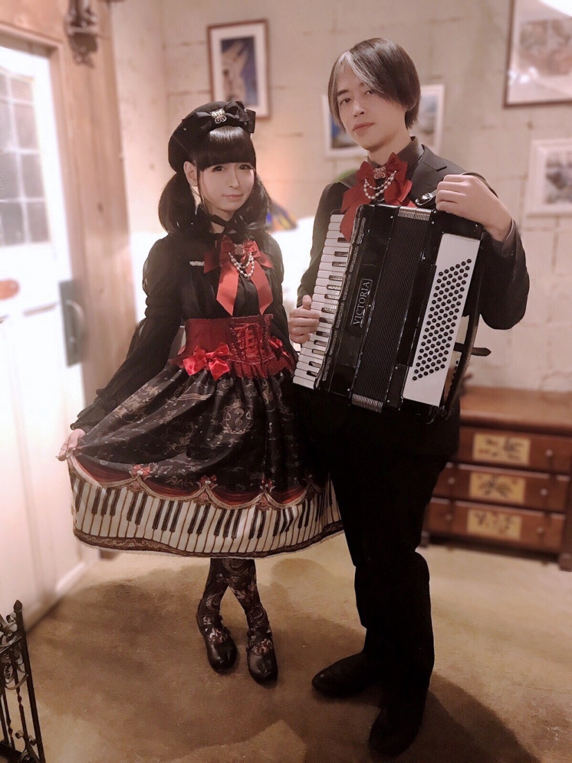 Difícil de creer que esta frágil escuela Japonesa de la muchacha es en realidad un hombre de 42 años de edad y padre de dos hijos