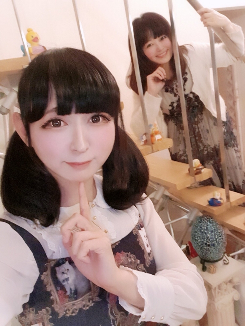 Difícil de creer que esta frágil escuela Japonesa de la muchacha es en realidad un hombre de 42 años de edad y padre de dos hijos