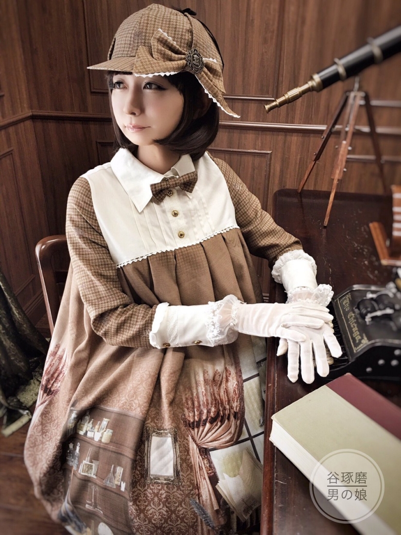 Difícil de creer que esta frágil escuela Japonesa de la muchacha es en realidad un hombre de 42 años de edad y padre de dos hijos