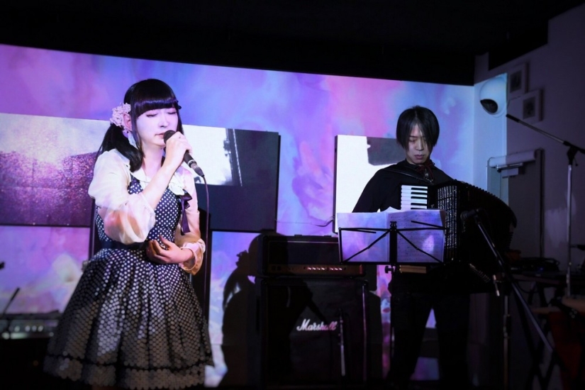 Difícil de creer que esta frágil escuela Japonesa de la muchacha es en realidad un hombre de 42 años de edad y padre de dos hijos