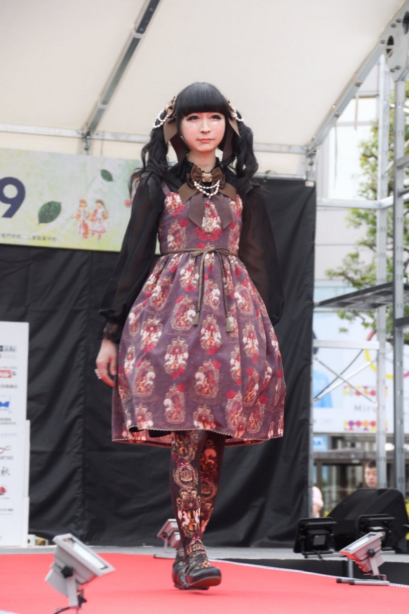 Difícil de creer que esta frágil escuela Japonesa de la muchacha es en realidad un hombre de 42 años de edad y padre de dos hijos