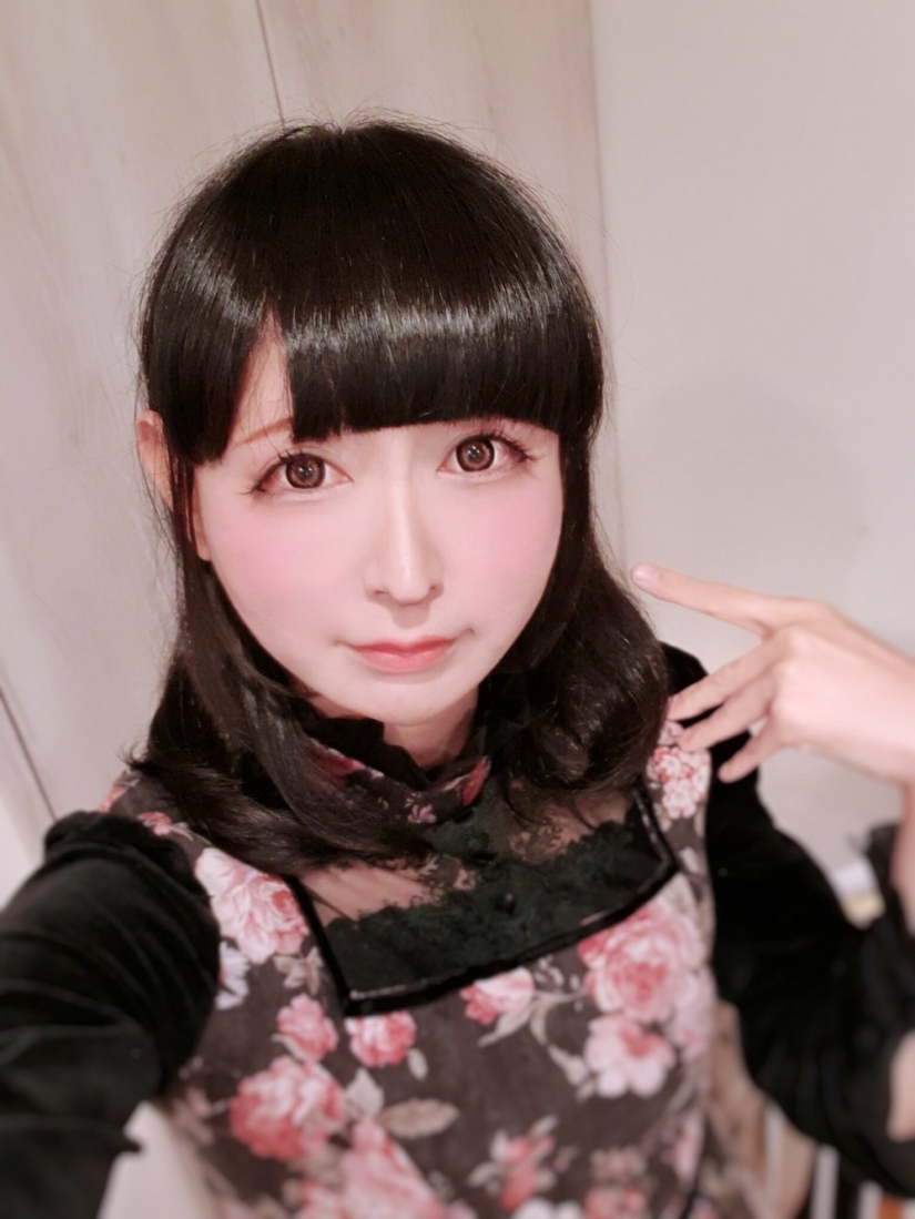 Difícil de creer que esta frágil escuela Japonesa de la muchacha es en realidad un hombre de 42 años de edad y padre de dos hijos