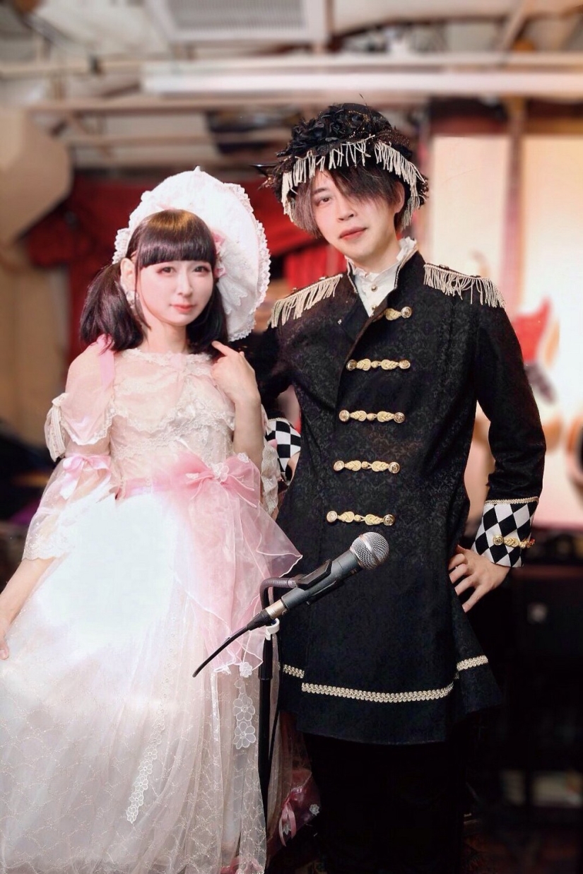 Difícil de creer que esta frágil escuela Japonesa de la muchacha es en realidad un hombre de 42 años de edad y padre de dos hijos