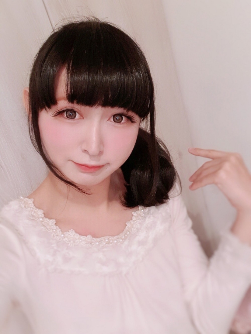 Difícil de creer que esta frágil escuela Japonesa de la muchacha es en realidad un hombre de 42 años de edad y padre de dos hijos