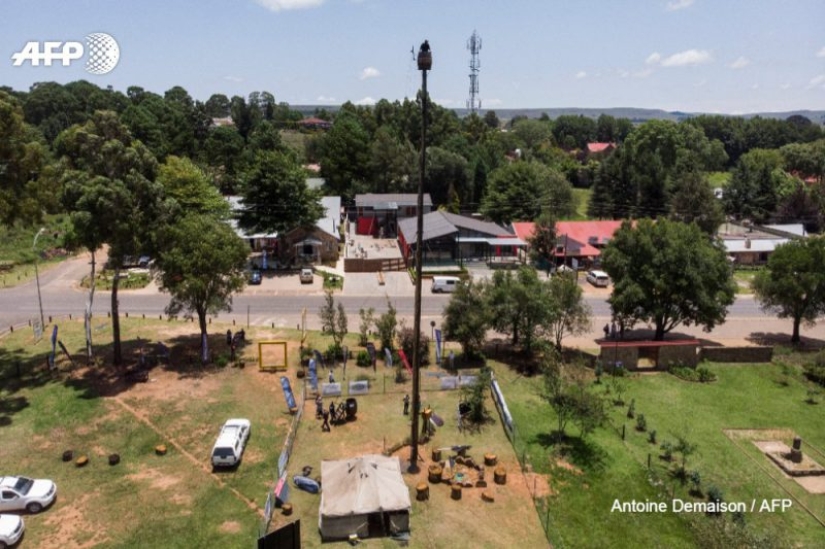 Diogenes of the XXI century: why a diver from South Africa lives in a barrel on a pole