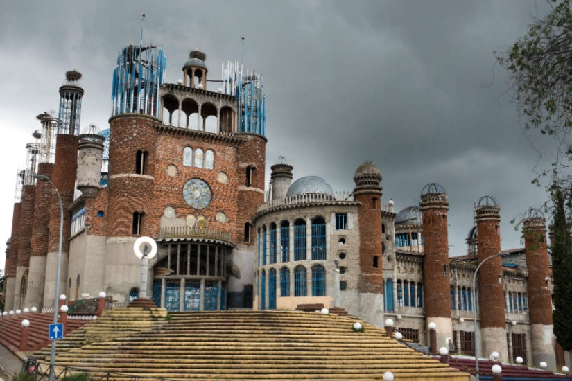 Dios te ayude: Un monje de 91 años ha estado construyendo una gran catedral por su cuenta durante medio siglo