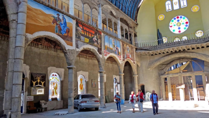 Dios te ayude: Un monje de 91 años ha estado construyendo una gran catedral por su cuenta durante medio siglo