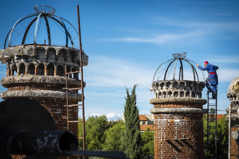 Dios te ayude: Un monje de 91 años ha estado construyendo una gran catedral por su cuenta durante medio siglo