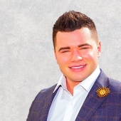 Diputado ruso demasiado guapo ofendido por el meme y escribió una declaración a la policía