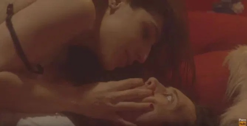 Disney Studio star Bella Thorne, received a Pornhub award Disney Studio star Bella Thorne, received a Pornhub award