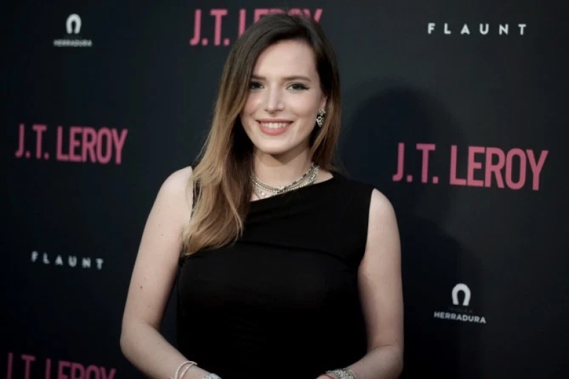 Disney Studio star Bella Thorne, received a Pornhub award Disney Studio star Bella Thorne, received a Pornhub award