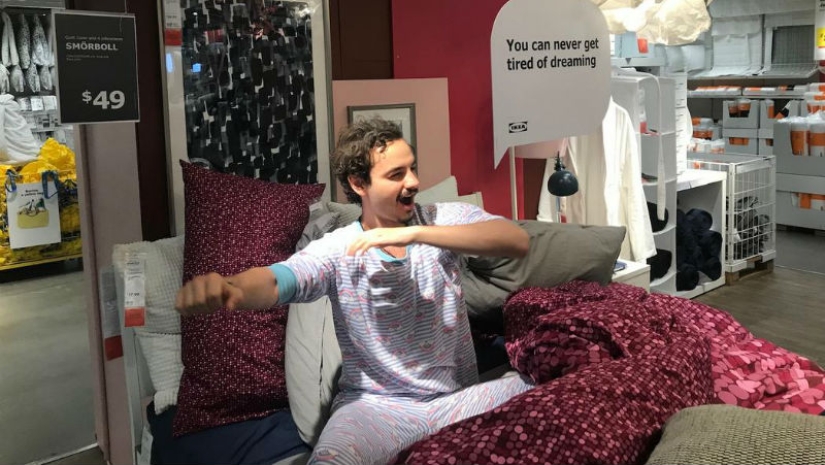 ¿Dónde con las piernas? El periodista creyó la reacción de los vendedores de tiendas de muebles, acostándose a dormir en sofás ¿Dónde con las piernas? El periodista creyó la reacción de los vendedores de tiendas de muebles, acostándose a dormir en sofás