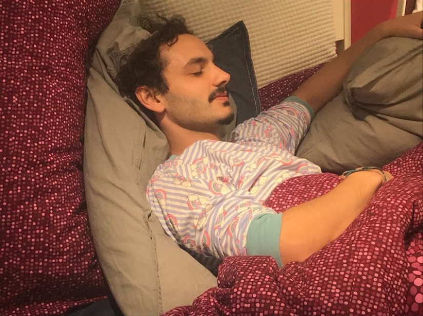 ¿Dónde con las piernas? El periodista creyó la reacción de los vendedores de tiendas de muebles, acostándose a dormir en sofás ¿Dónde con las piernas? El periodista creyó la reacción de los vendedores de tiendas de muebles, acostándose a dormir en sofás