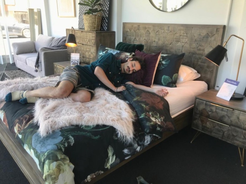 ¿Dónde con las piernas? El periodista creyó la reacción de los vendedores de tiendas de muebles, acostándose a dormir en sofás ¿Dónde con las piernas? El periodista creyó la reacción de los vendedores de tiendas de muebles, acostándose a dormir en sofás