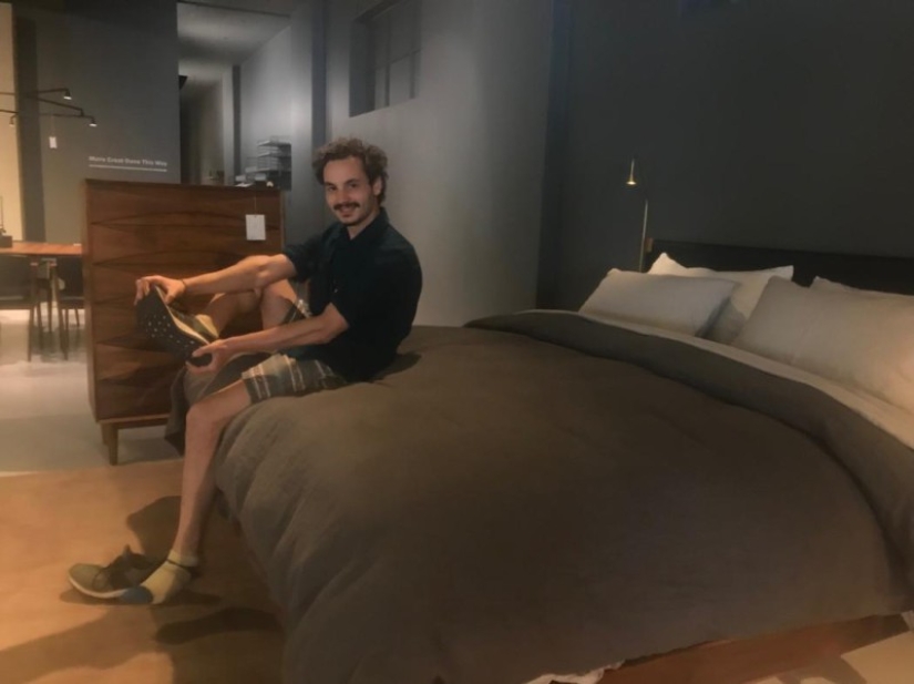 ¿Dónde con las piernas? El periodista creyó la reacción de los vendedores de tiendas de muebles, acostándose a dormir en sofás ¿Dónde con las piernas? El periodista creyó la reacción de los vendedores de tiendas de muebles, acostándose a dormir en sofás