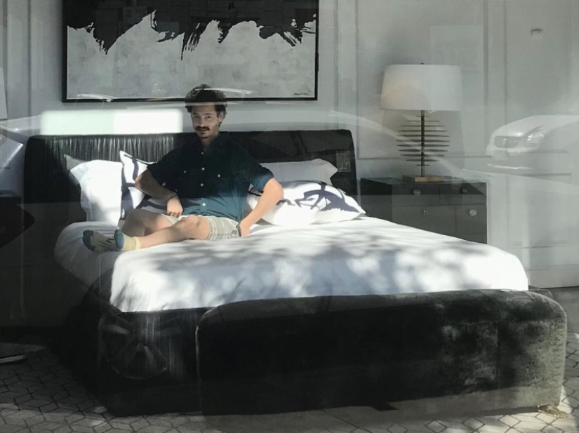 ¿Dónde con las piernas? El periodista creyó la reacción de los vendedores de tiendas de muebles, acostándose a dormir en sofás ¿Dónde con las piernas? El periodista creyó la reacción de los vendedores de tiendas de muebles, acostándose a dormir en sofás