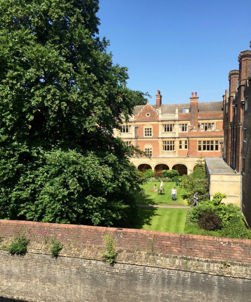 Doing homework at the fountain of the XIV century: one day in the life of a Cambridge student