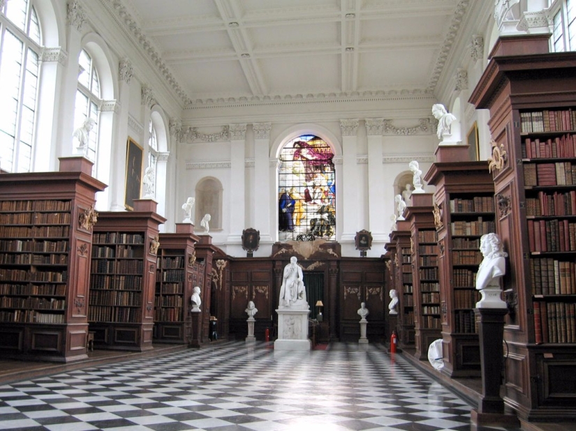 Doing homework at the fountain of the XIV century: one day in the life of a Cambridge student