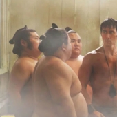 Don't tip, don't get in line, don't poke your finger: what not to do in Japan, so as not to offend the locals