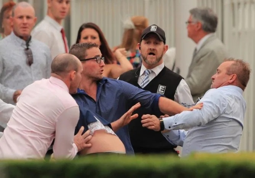 Don't wake the beast in her: a girl whipped a bully with a bouquet during a mass brawl at a horse race in Australia