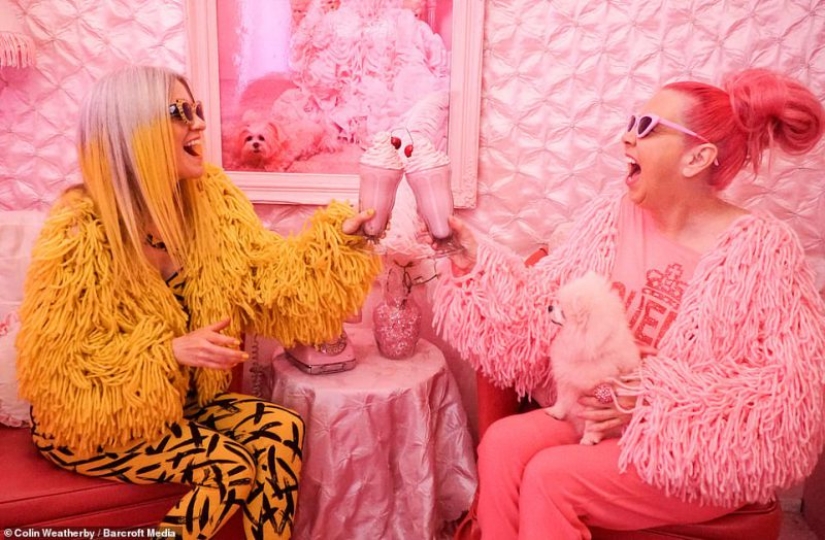 Dos hermanas se conocieron: La Reina del Rosa y la señorita Sunny se hicieron mejores amigas Dos hermanas se conocieron: La Reina del Rosa y la señorita Sunny se hicieron mejores amigas