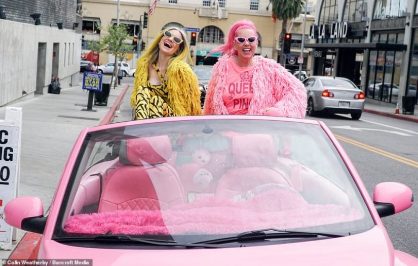 Dos hermanas se conocieron: La Reina del Rosa y la señorita Sunny se hicieron mejores amigas Dos hermanas se conocieron: La Reina del Rosa y la señorita Sunny se hicieron mejores amigas