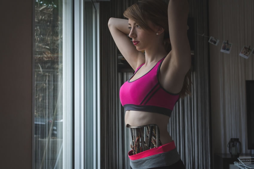 Drink oil, clean contacts: the Frenchman showed the everyday life of simple robots