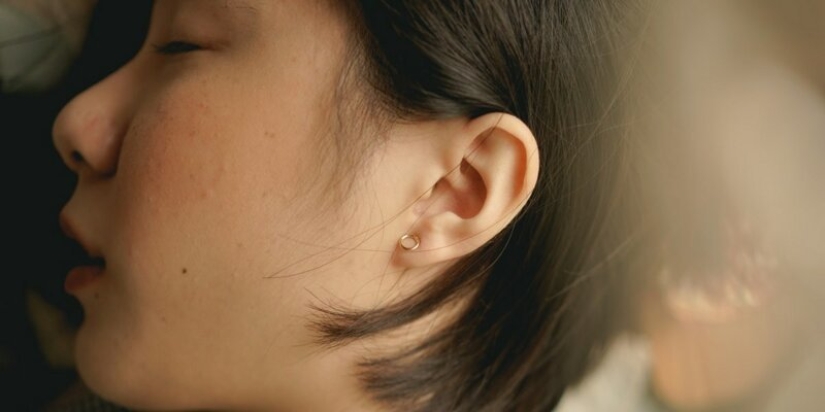 Due to a rare disease, the girl stopped hearing men, but at the same time she hears women perfectly Due to a rare disease, the girl stopped hearing men, but at the same time she hears women perfectly