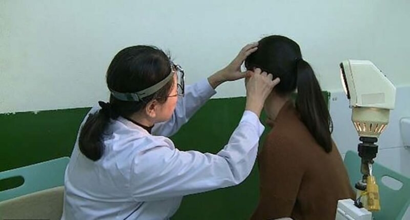 Due to a rare disease, the girl stopped hearing men, but at the same time she hears women perfectly Due to a rare disease, the girl stopped hearing men, but at the same time she hears women perfectly