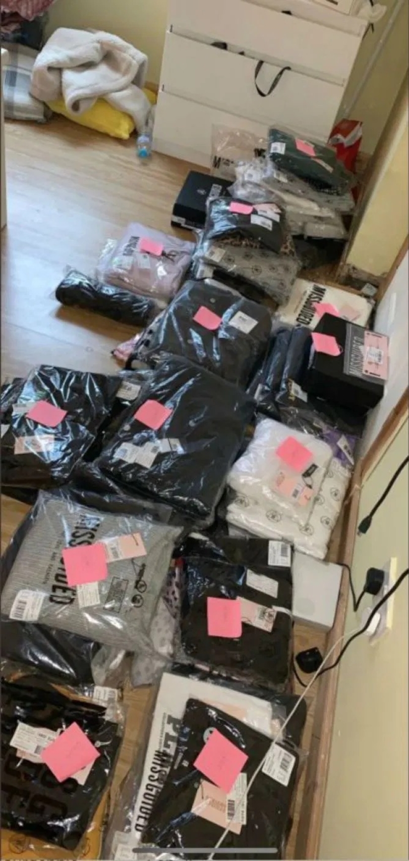 Earnings with a smell: a student receives money and expensive gifts from a man for pictures of her feet Earnings with a smell: a student receives money and expensive gifts from a man for pictures of her feet