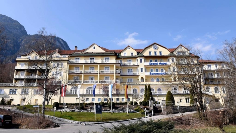 Echemos un vistazo al hotel donde el monarca de Tailandia está en cuarentena con un harén