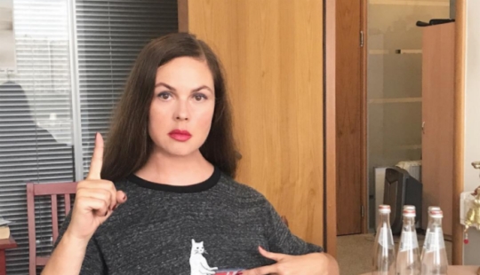 Ekaterina Andreeva explained the inscription "Too late" on her jacket, but "not only everyone" understood it Ekaterina Andreeva explained the inscription "Too late" on her jacket, but "not only everyone" understood it