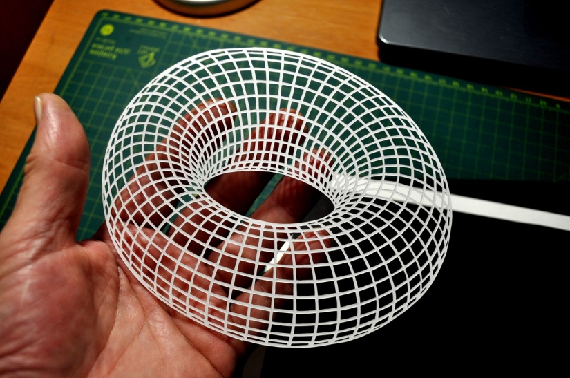 El abuelo de Pskov hace increíbles pinturas con papel