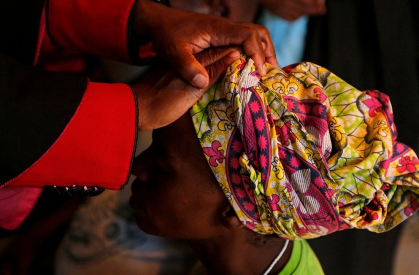 "¡El alcohol no tiene nada de malo!": cómo se celebran los servicios en una iglesia para borrachos