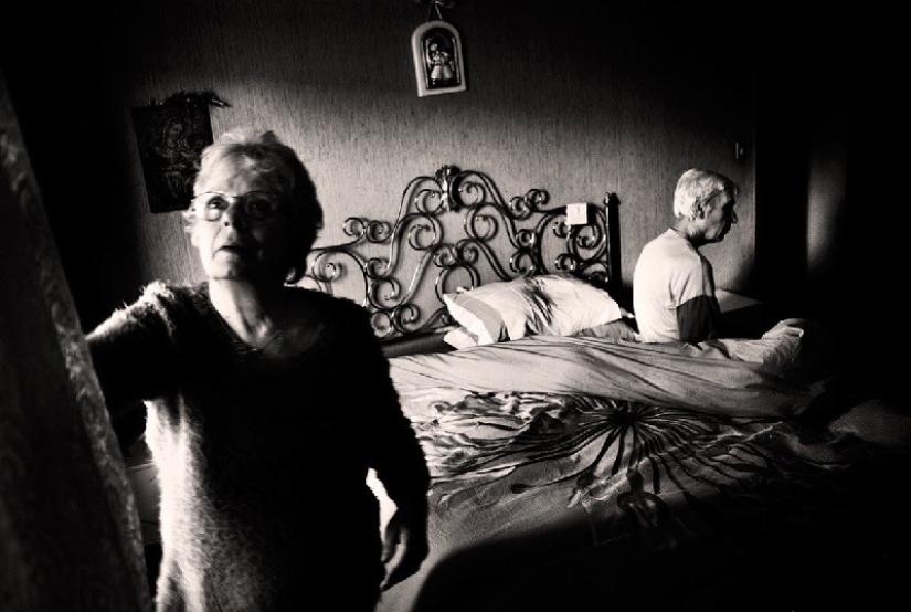 "El amor es más fuerte que la enfermedad": un proyecto fotográfico sobre cómo una pareja de ancianos luchó contra la enfermedad de Alzheimer "El amor es más fuerte que la enfermedad": un proyecto fotográfico sobre cómo una pareja de ancianos luchó contra la enfermedad de Alzheimer