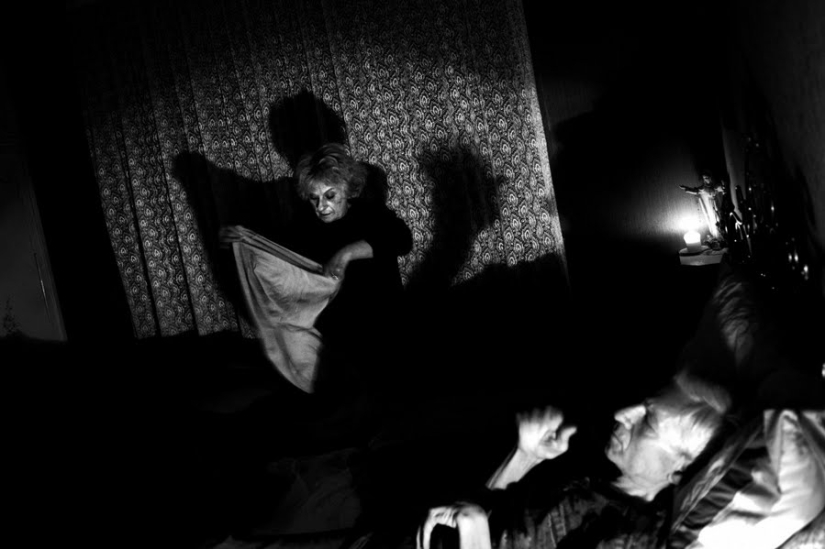 "El amor es más fuerte que la enfermedad": un proyecto fotográfico sobre cómo una pareja de ancianos luchó contra la enfermedad de Alzheimer "El amor es más fuerte que la enfermedad": un proyecto fotográfico sobre cómo una pareja de ancianos luchó contra la enfermedad de Alzheimer