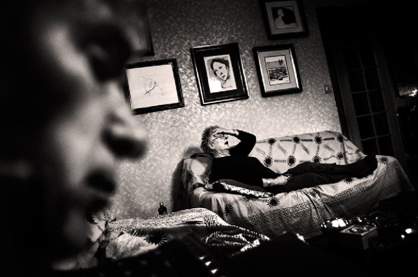 "El amor es más fuerte que la enfermedad": un proyecto fotográfico sobre cómo una pareja de ancianos luchó contra la enfermedad de Alzheimer "El amor es más fuerte que la enfermedad": un proyecto fotográfico sobre cómo una pareja de ancianos luchó contra la enfermedad de Alzheimer