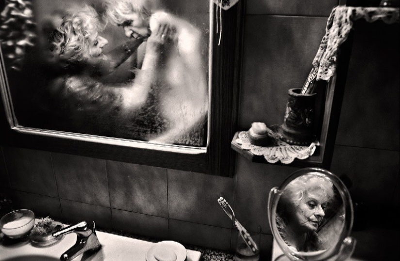 "El amor es más fuerte que la enfermedad": un proyecto fotográfico sobre cómo una pareja de ancianos luchó contra la enfermedad de Alzheimer "El amor es más fuerte que la enfermedad": un proyecto fotográfico sobre cómo una pareja de ancianos luchó contra la enfermedad de Alzheimer