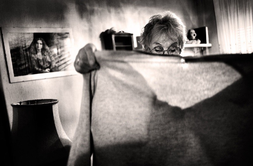 "El amor es más fuerte que la enfermedad": un proyecto fotográfico sobre cómo una pareja de ancianos luchó contra la enfermedad de Alzheimer "El amor es más fuerte que la enfermedad": un proyecto fotográfico sobre cómo una pareja de ancianos luchó contra la enfermedad de Alzheimer