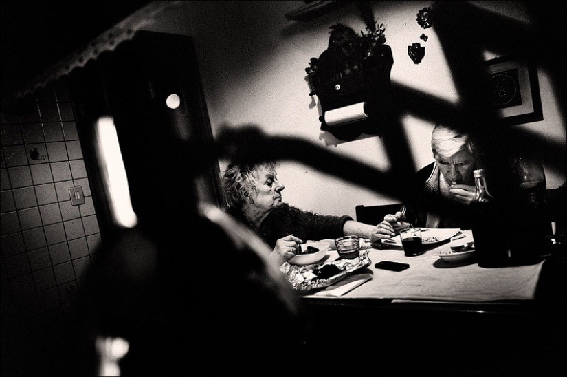 "El amor es más fuerte que la enfermedad": un proyecto fotográfico sobre cómo una pareja de ancianos luchó contra la enfermedad de Alzheimer "El amor es más fuerte que la enfermedad": un proyecto fotográfico sobre cómo una pareja de ancianos luchó contra la enfermedad de Alzheimer