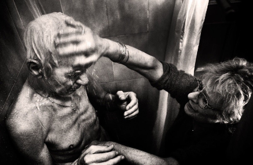 "El amor es más fuerte que la enfermedad": un proyecto fotográfico sobre cómo una pareja de ancianos luchó contra la enfermedad de Alzheimer "El amor es más fuerte que la enfermedad": un proyecto fotográfico sobre cómo una pareja de ancianos luchó contra la enfermedad de Alzheimer