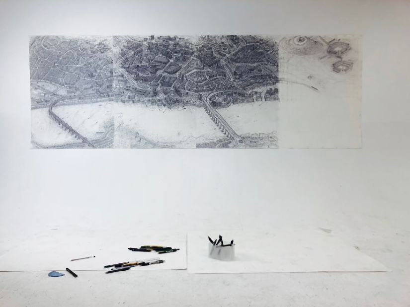 El artista decidió dibujar a mano las 69 ciudades del Reino Unido, y puede llevar 17 años El artista decidió dibujar a mano las 69 ciudades del Reino Unido, y puede llevar 17 años