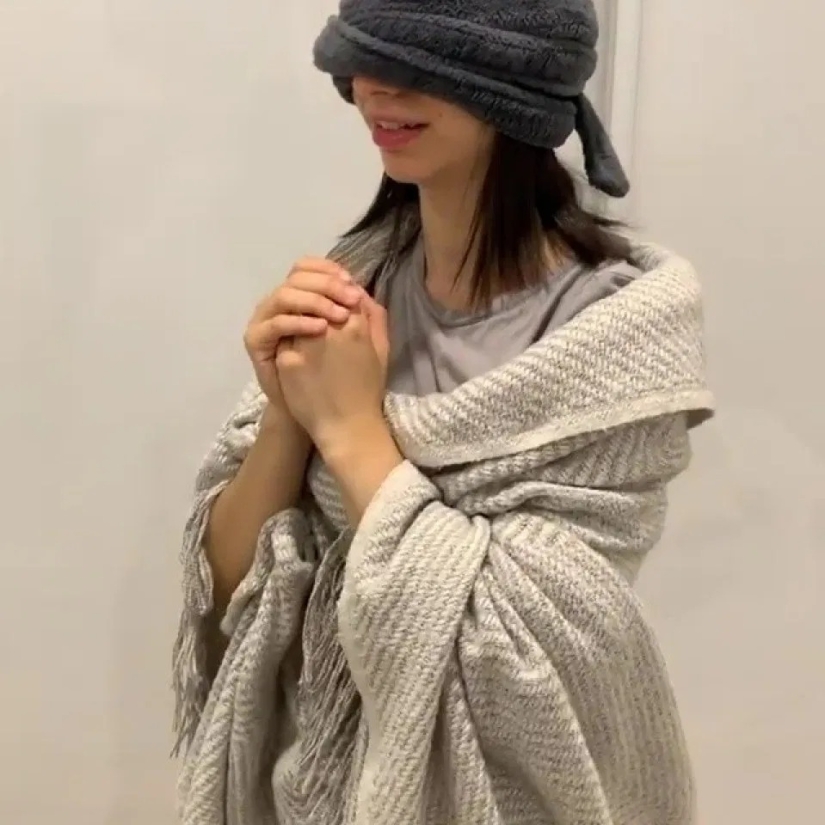 El australiano le regaló a la niña un espeluznante traje de baño con su rostro para que no la molestaran en la playa