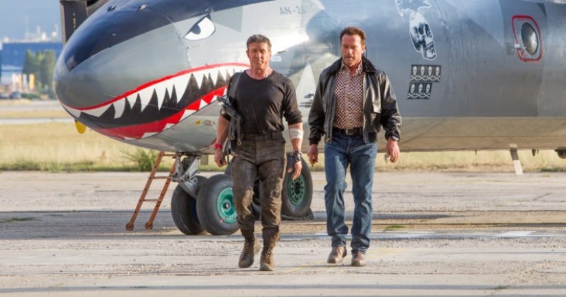 El avión de la película "The Expendables-3" con los insuperables Schwarzenegger y Stallone aterrizó en Kiev El avión de la película "The Expendables-3" con los insuperables Schwarzenegger y Stallone aterrizó en Kiev