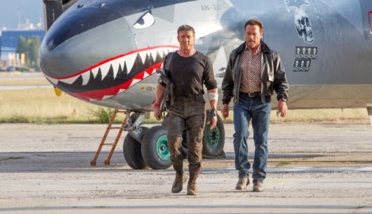 El avión de la película "The Expendables-3" con los insuperables Schwarzenegger y Stallone aterrizó en Kiev El avión de la película "The Expendables-3" con los insuperables Schwarzenegger y Stallone aterrizó en Kiev
