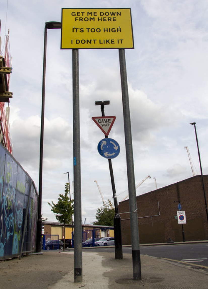 El británico se burla sin piedad de carteles de películas, señales de tráfico y publicidad El británico se burla sin piedad de carteles de películas, señales de tráfico y publicidad