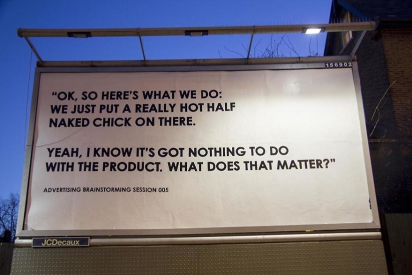 El británico se burla sin piedad de carteles de películas, señales de tráfico y publicidad El británico se burla sin piedad de carteles de películas, señales de tráfico y publicidad