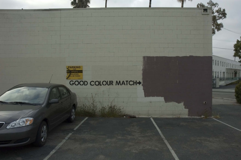 El británico se burla sin piedad de carteles de películas, señales de tráfico y publicidad El británico se burla sin piedad de carteles de películas, señales de tráfico y publicidad