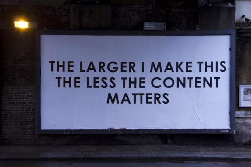 El británico se burla sin piedad de carteles de películas, señales de tráfico y publicidad El británico se burla sin piedad de carteles de películas, señales de tráfico y publicidad